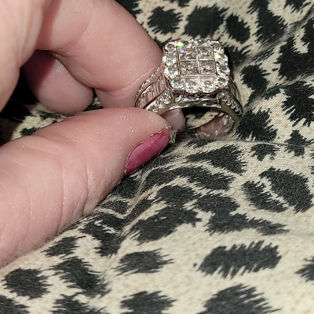 Engagement ring - Picture 3 of 8